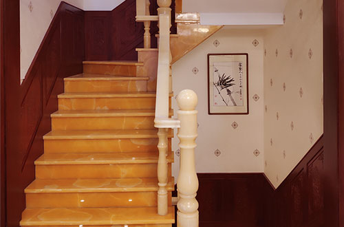 双柏中式别墅室内汉白玉石楼梯的定制安装装饰效果
